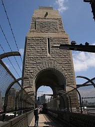 Pylon mit Aussichtsdeck und Museum