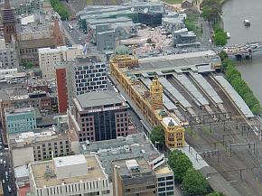 Blick zum Bahnhof und den Federation Square an der Flinders Street