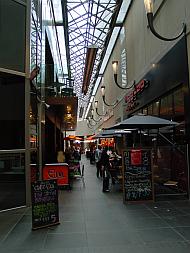 Melbourne Central; viele kleine Café's und Läden